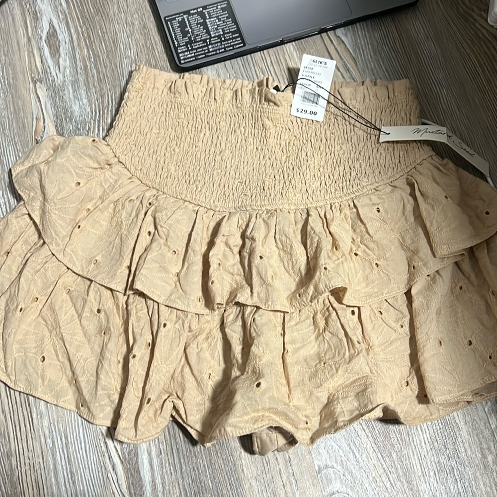 beige skirt